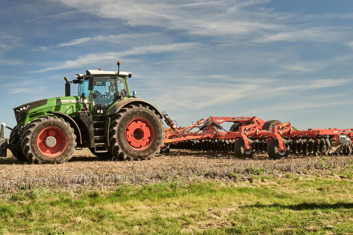 Dynamiczne pokazy maszyn rolniczych na Wystawie AGRO SHOW 2025